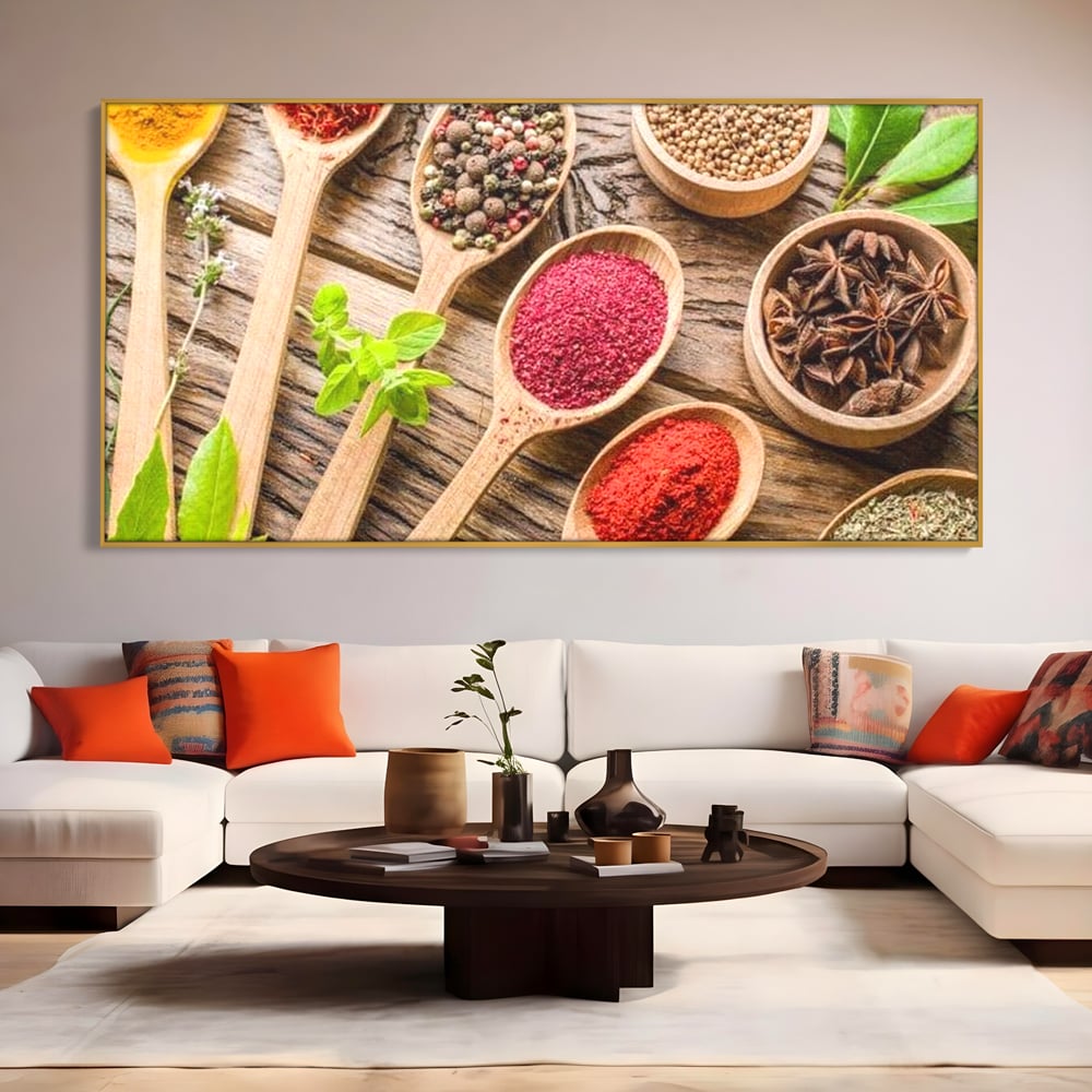 Tablou canvas cu tablou canvas cu condimente si linguri de lemn, in rama de aluminiu auriu, pe perete intr-un living