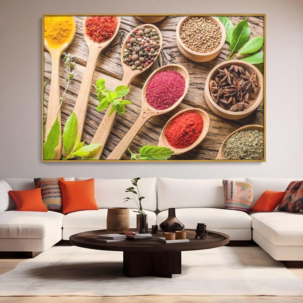 Tablou canvas cu tablou canvas cu condimente si linguri de lemn, in rama de aluminiu auriu, pe perete intr-un living