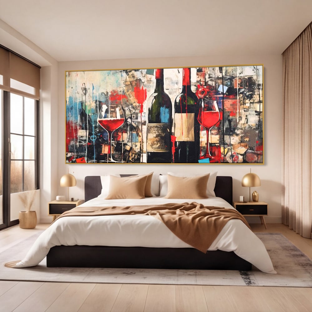 Tablou canvas cu pictura abstracta cu sticle si pahare de vin, in rama de aluminiu auriu, pe perete intr-un dormitor