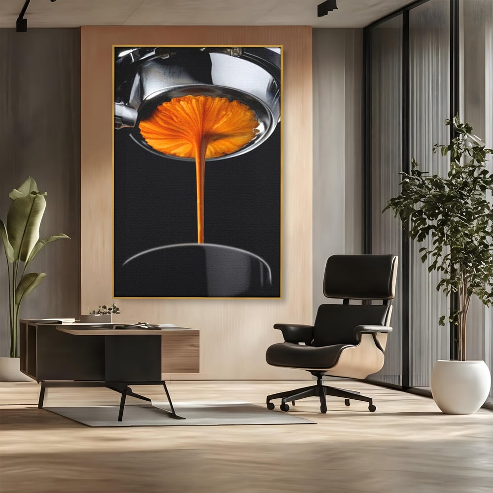 Tablou canvas cu tablou canvas cu jet de espresso, in rama de aluminiu auriu, pe perete intr-un birou