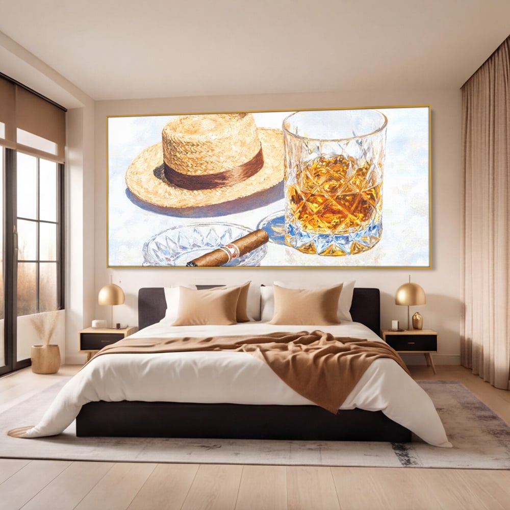 Tablou canvas cu natura statica cu palarie si pahar de whisky, in rama de aluminiu auriu, pe perete intr-un dormitor