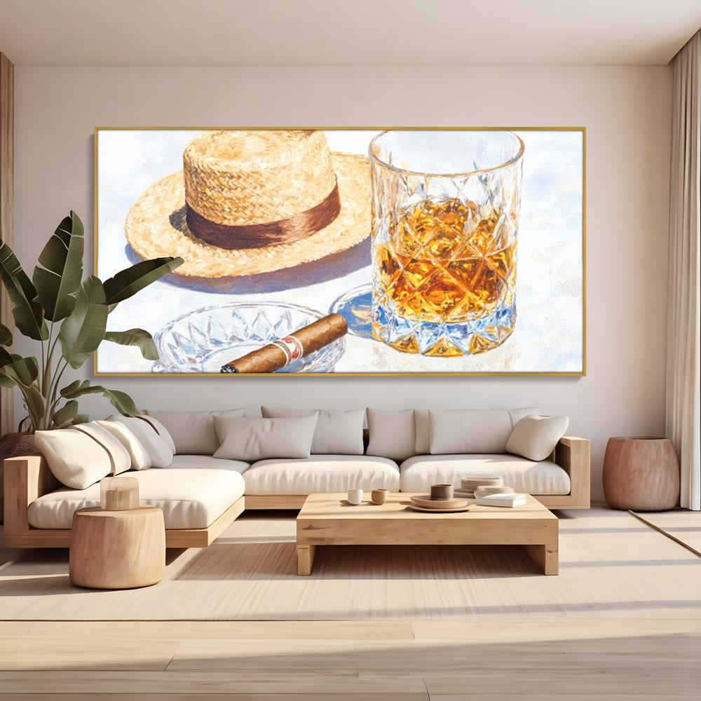 Tablou canvas cu natura statica cu palarie si pahar de whisky, in rama de aluminiu auriu, pe perete intr-un living