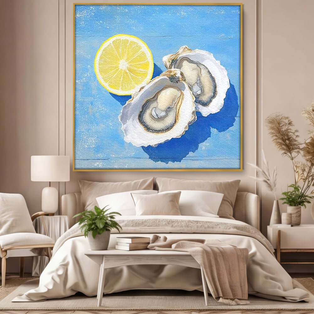 Tablou canvas cu pictura stridii deschise cu lamaie pe fundal albastru, in rama de aluminiu auriu, pe perete intr-un dormitor