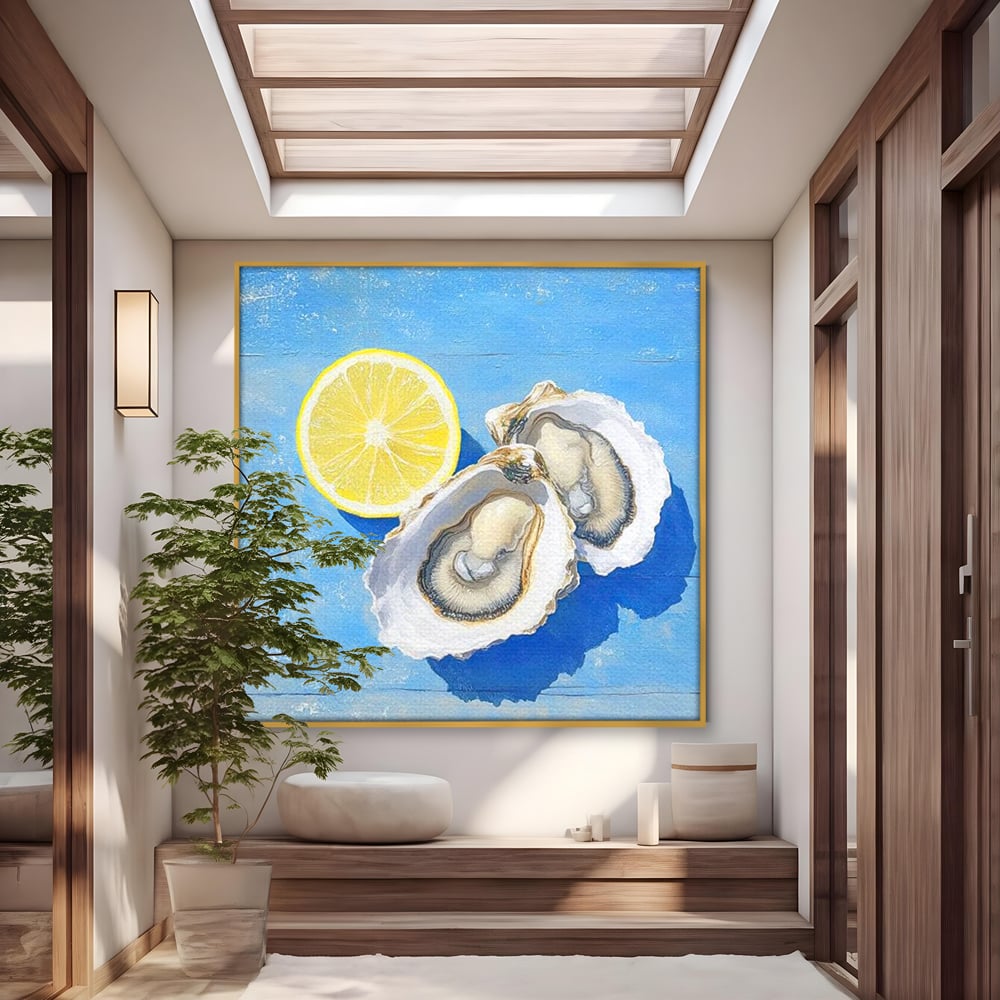 Tablou canvas cu pictura stridii deschise cu lamaie pe fundal albastru, in rama de aluminiu auriu
