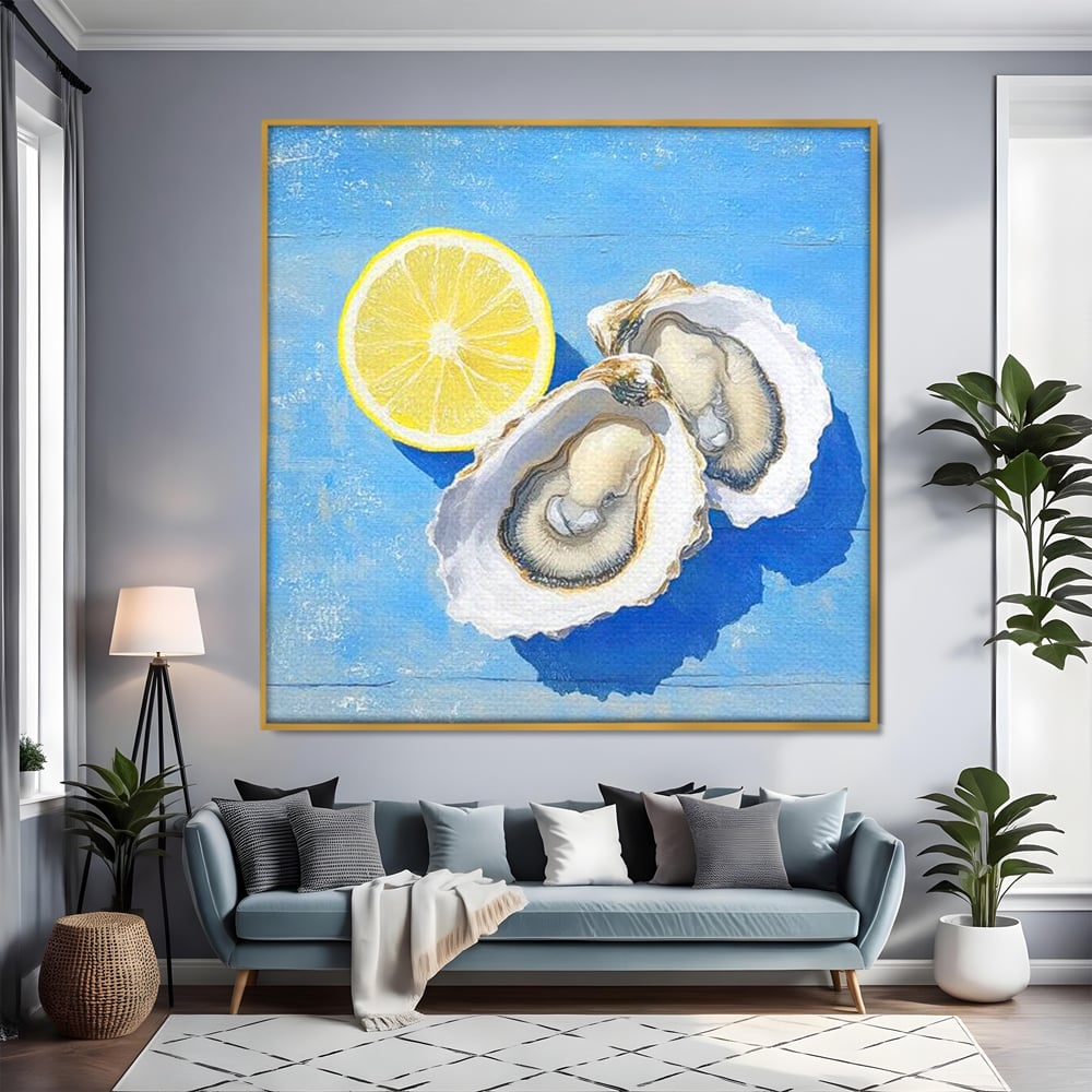 Tablou canvas cu pictura stridii deschise cu lamaie pe fundal albastru, in rama de aluminiu auriu, pe perete intr-un living