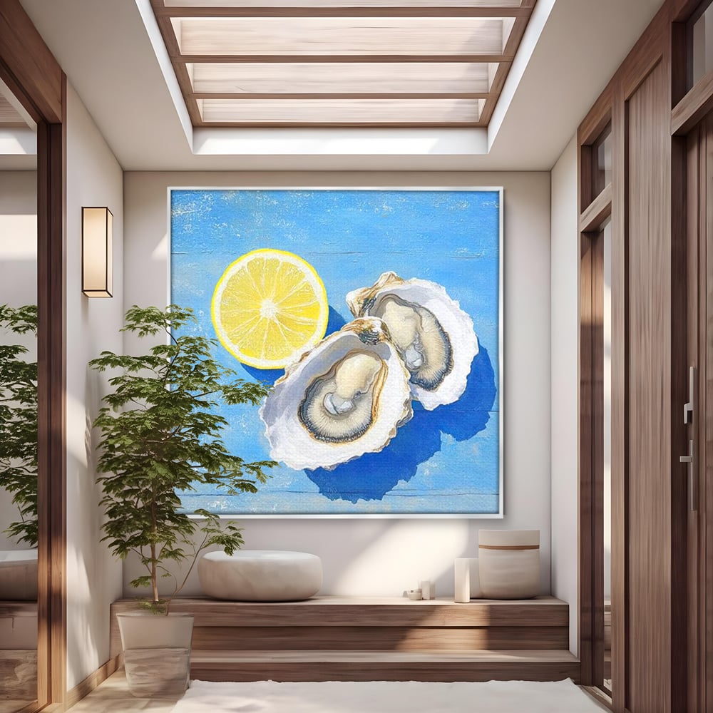 Tablou canvas cu pictura stridii deschise cu lamaie pe fundal albastru, in rama de aluminiu argintiu