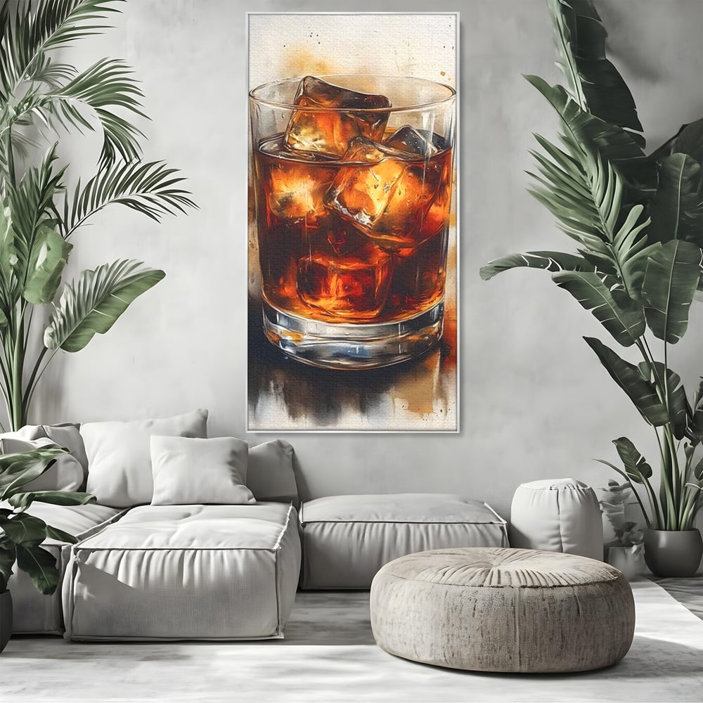 Tablou canvas cu tablou pictura pahar whisky cu gheata, in rama de aluminiu argintiu, pe perete intr-un living