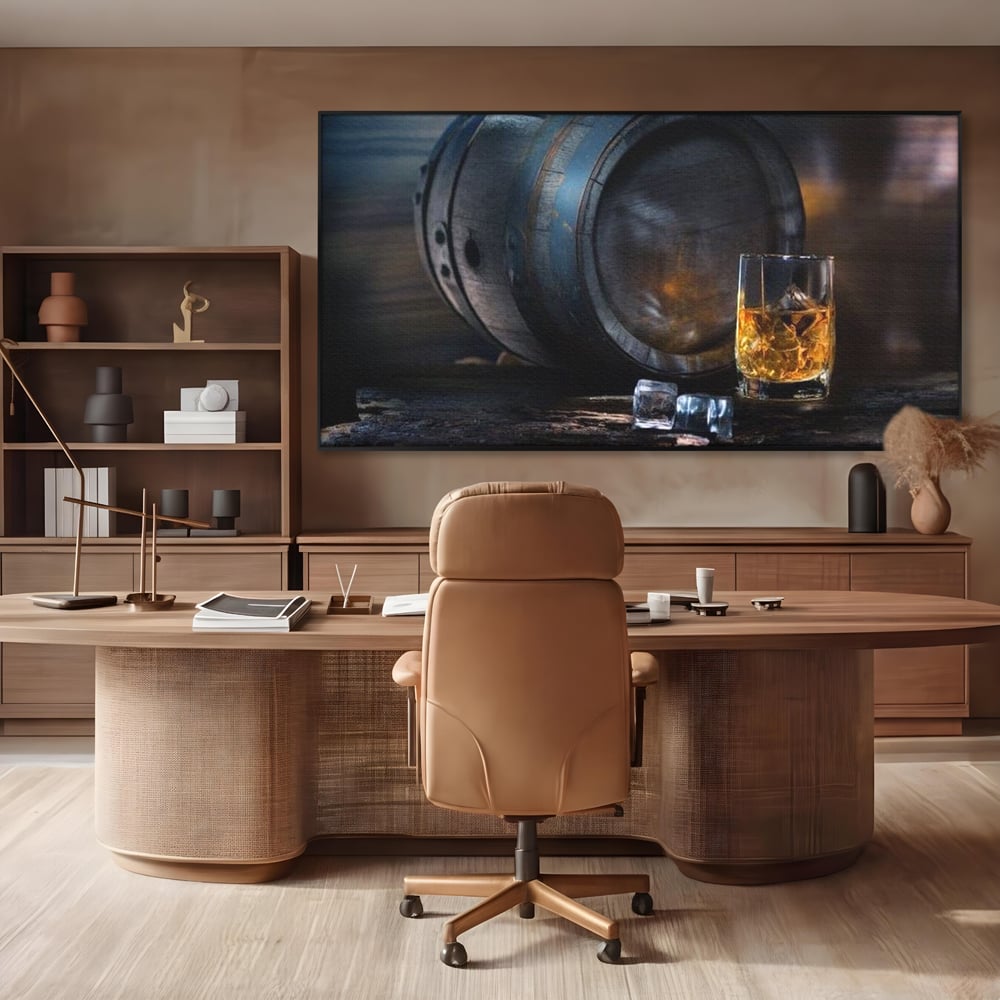 Tablou canvas cu tablou canvas cu butoi de whisky si pahar cu gheata, in rama de aluminiu negru, pe perete intr-un birou