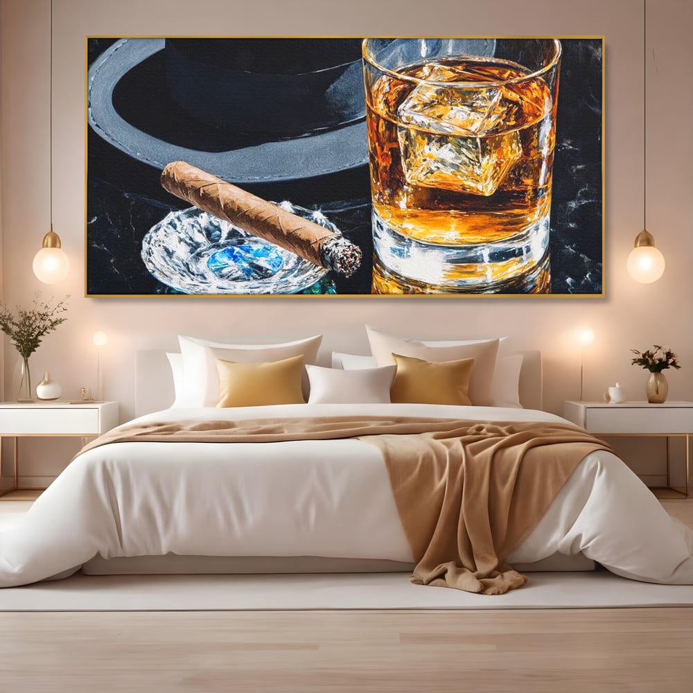 Tablou canvas cu pictura cu pahar de whisky, trabuc si palarie, in rama de aluminiu auriu, pe perete intr-un dormitor