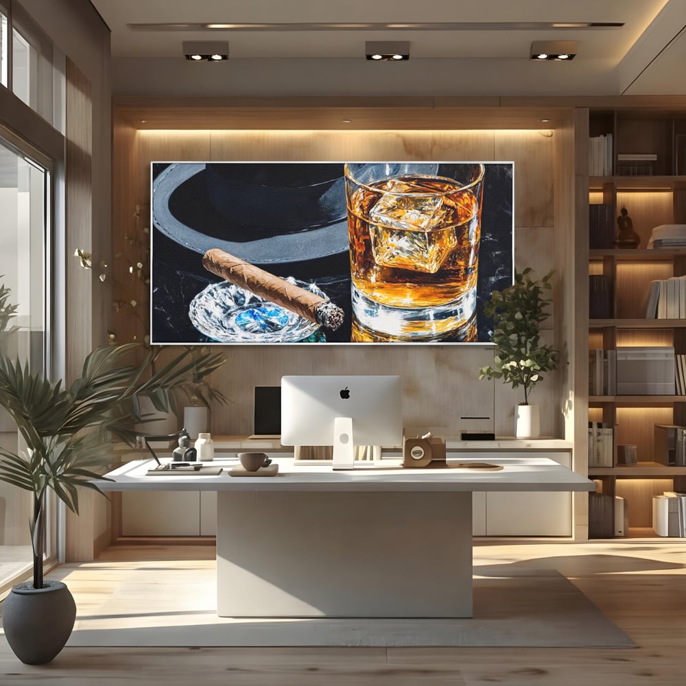 Tablou canvas cu pictura cu pahar de whisky, trabuc si palarie, in rama de aluminiu argintiu, pe perete intr-un birou
