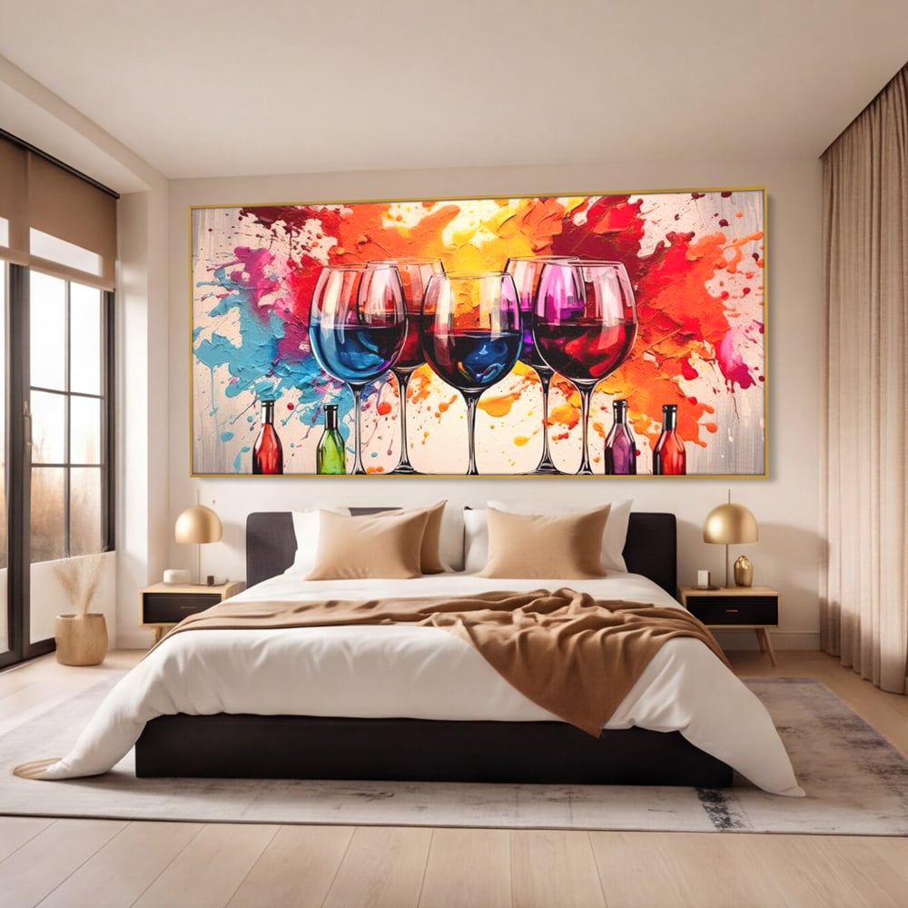 Tablou canvas cu pictura cu pahare de vin si pete, in rama de aluminiu auriu, pe perete intr-un dormitor