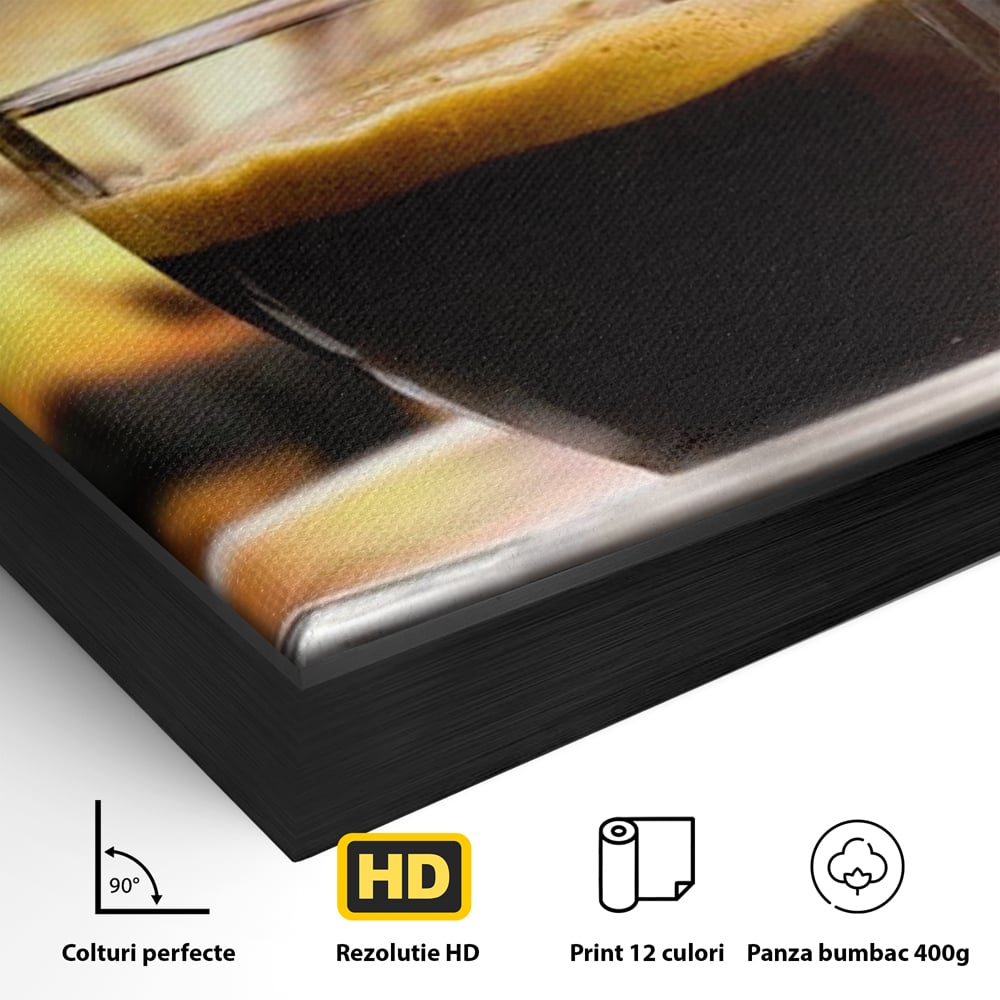 Detaliu al suprafetei: tablou canvas cu ceasca de espresso, in rama de aluminiu negru