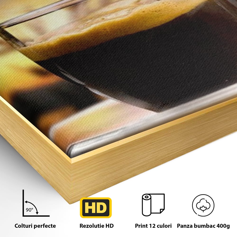 Detaliu al suprafetei: tablou canvas cu ceasca de espresso, in rama de aluminiu auriu