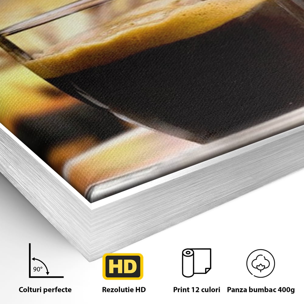 Detaliu al suprafetei: tablou canvas cu ceasca de espresso, in rama de aluminiu argintiu