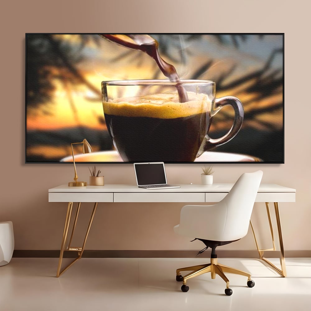 Tablou canvas cu tablou canvas cu ceasca de espresso, in rama de aluminiu negru, pe perete intr-un birou