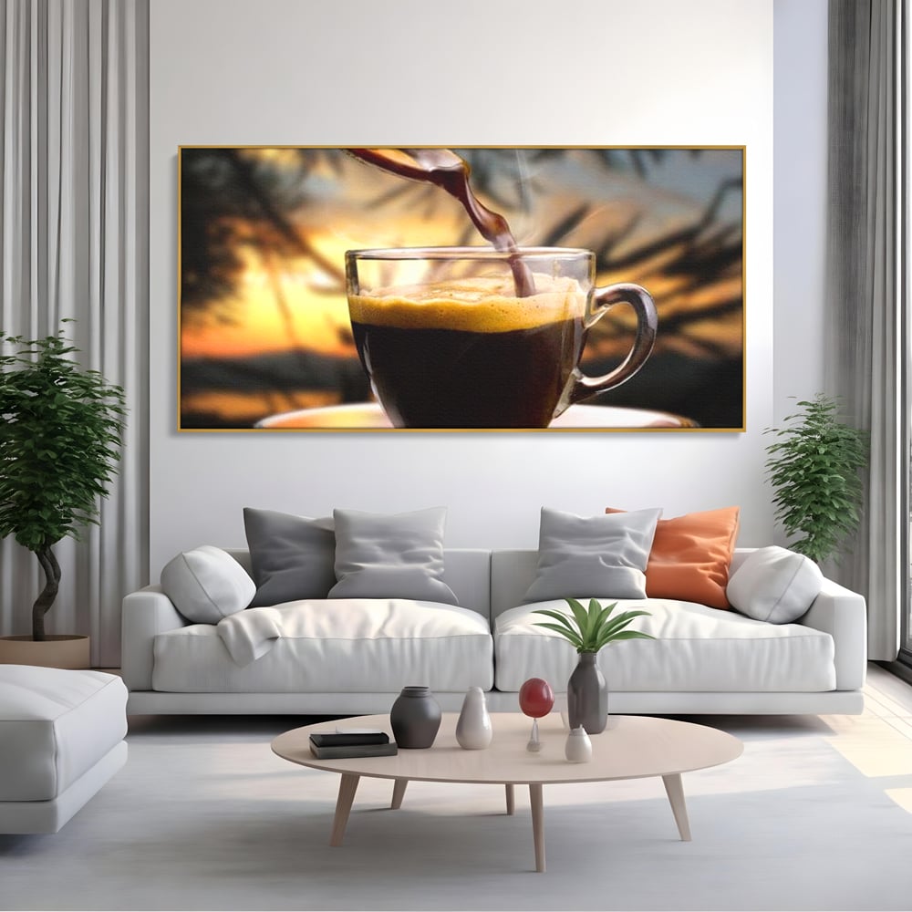 Tablou canvas cu tablou canvas cu ceasca de espresso, in rama de aluminiu auriu, pe perete intr-un living