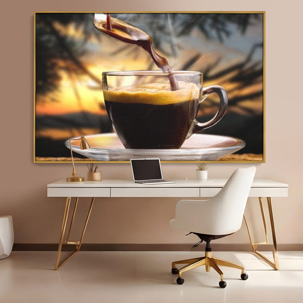 Tablou canvas cu tablou canvas cu ceasca de espresso, in rama de aluminiu auriu, pe perete intr-un birou