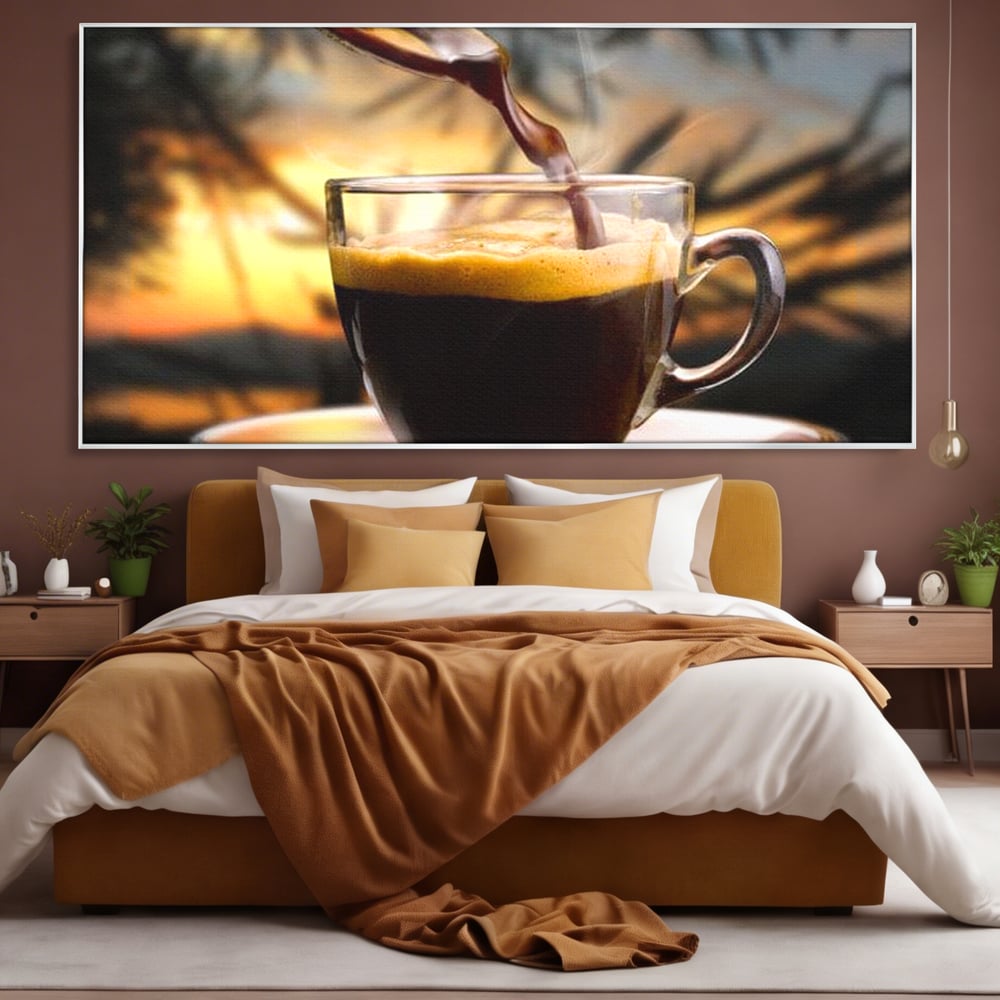 Tablou canvas cu tablou canvas cu ceasca de espresso, in rama de aluminiu argintiu, pe perete intr-un dormitor