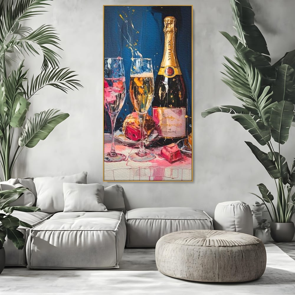 Tablou canvas cu tablou canvas cu sticla de sampanie si pahare, in rama de aluminiu auriu, pe perete intr-un living