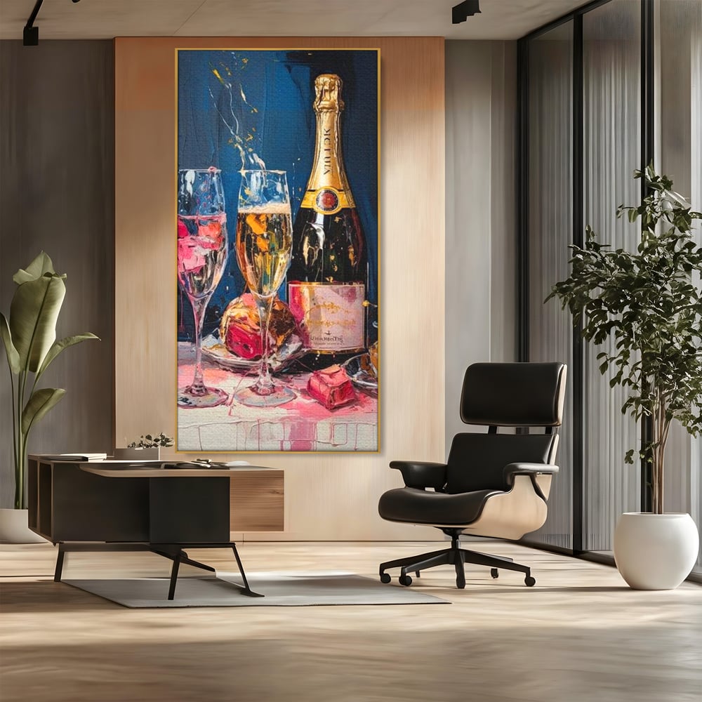 Tablou canvas cu tablou canvas cu sticla de sampanie si pahare, in rama de aluminiu auriu, pe perete intr-un birou