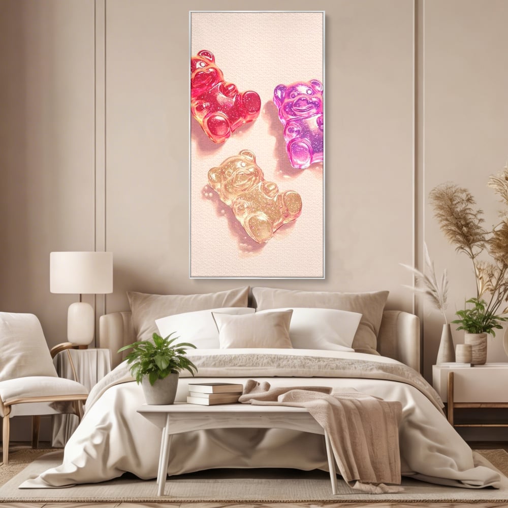Tablou canvas cu tablou canvas cu trei ursuleti gelee, in rama de aluminiu argintiu, pe perete intr-un dormitor