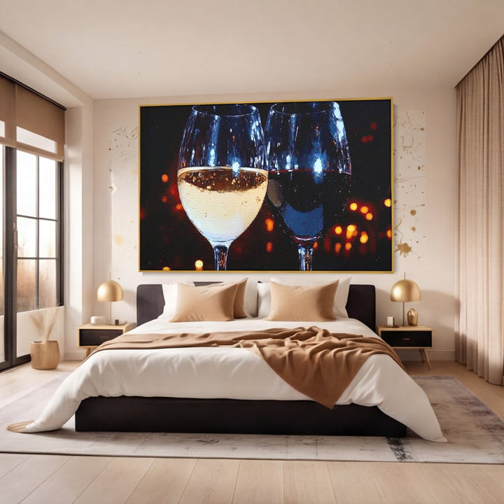 Tablou canvas cu tablou canvas cu doua pahare de vin, in rama de aluminiu auriu, pe perete intr-un dormitor