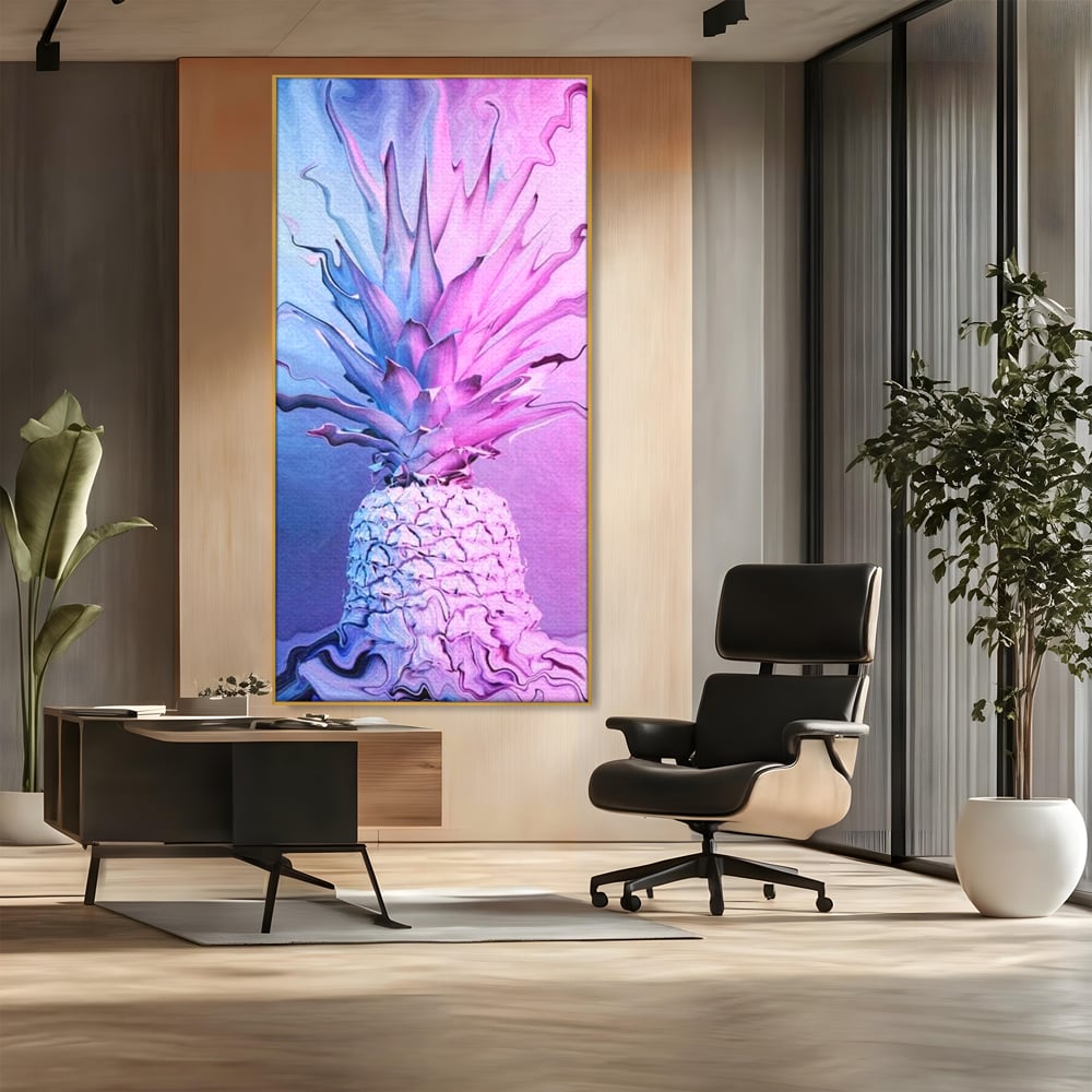 Tablou canvas cu tablou canvas cu ananas neon, in rama de aluminiu auriu, pe perete intr-un birou