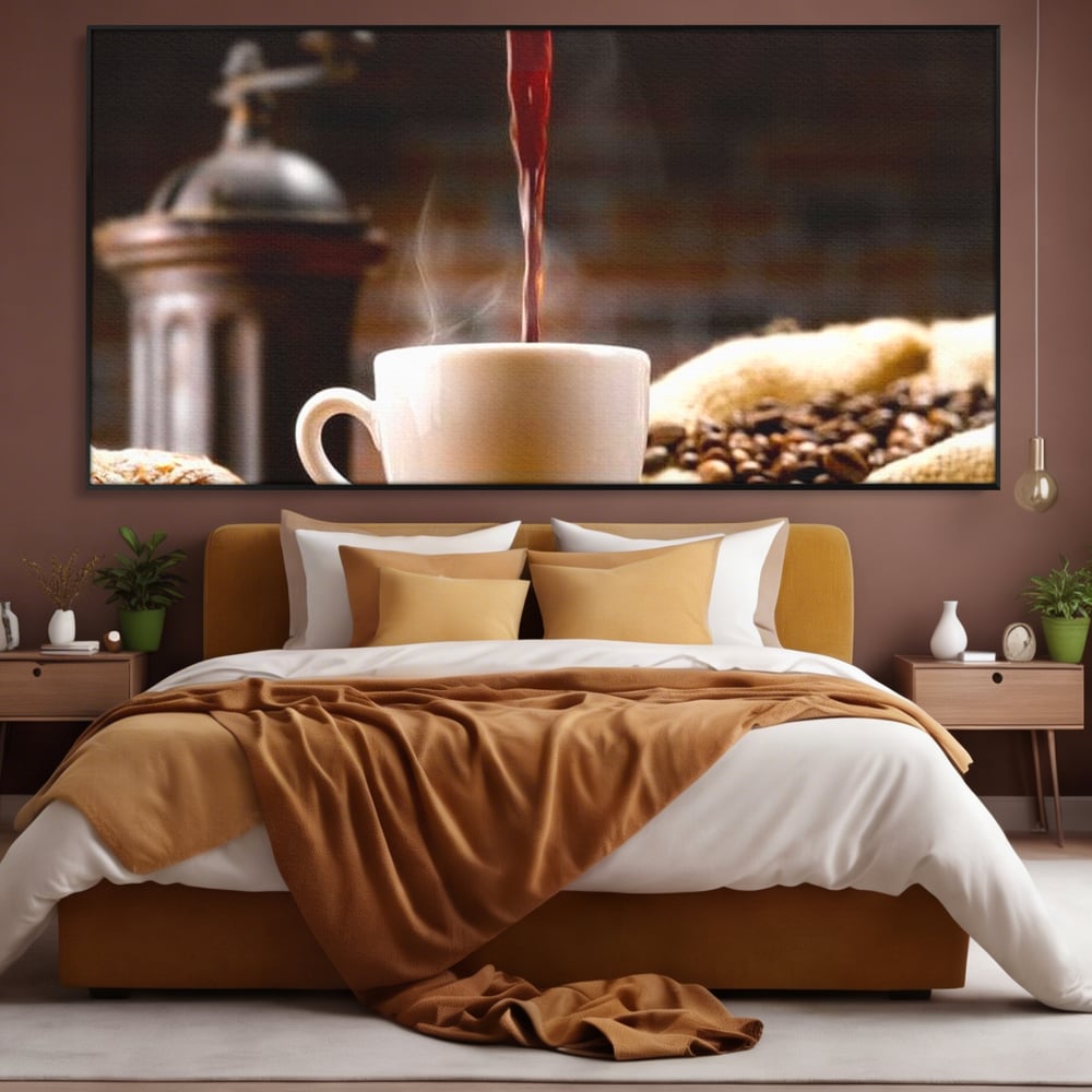 Tablou canvas cu tablou canvas cu ceasca de cafea si boabe, in rama de aluminiu negru, pe perete intr-un dormitor