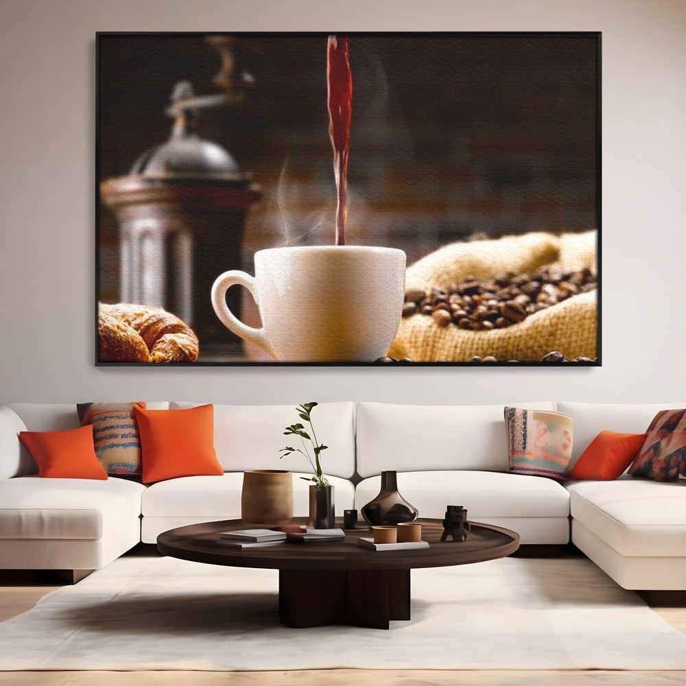 Tablou canvas cu tablou canvas cu ceasca de cafea si boabe, in rama de aluminiu negru, pe perete intr-un living
