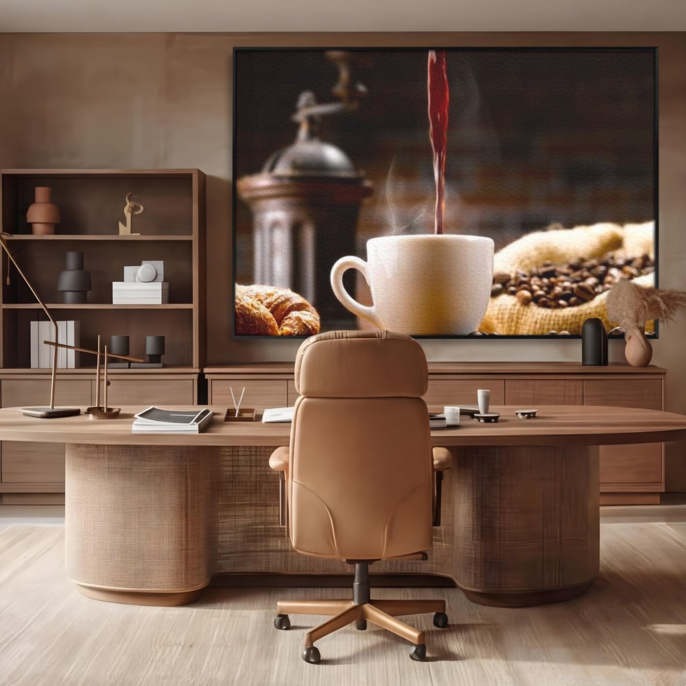 Tablou canvas cu tablou canvas cu ceasca de cafea si boabe, in rama de aluminiu negru, pe perete intr-un birou