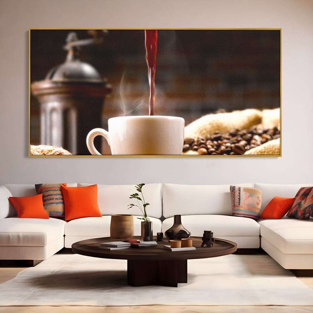 Tablou canvas cu tablou canvas cu ceasca de cafea si boabe, in rama de aluminiu auriu, pe perete intr-un living