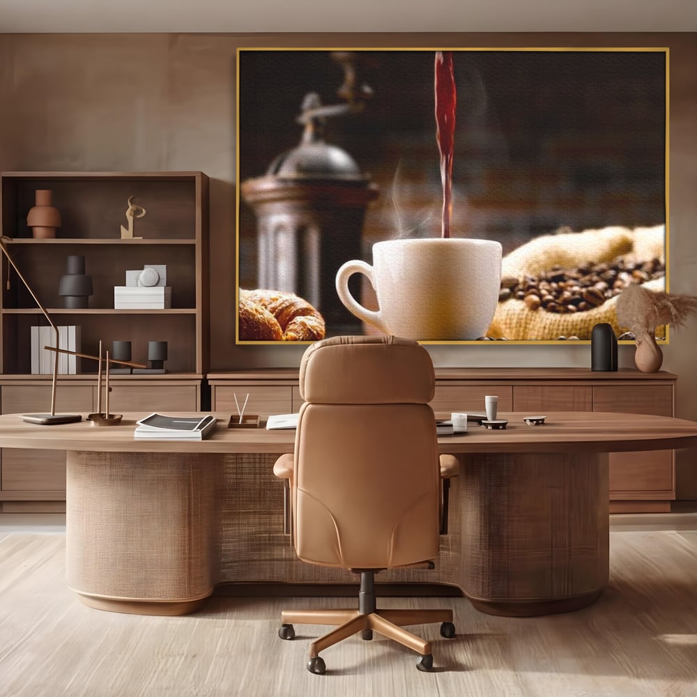 Tablou canvas cu tablou canvas cu ceasca de cafea si boabe, in rama de aluminiu auriu, pe perete intr-un birou