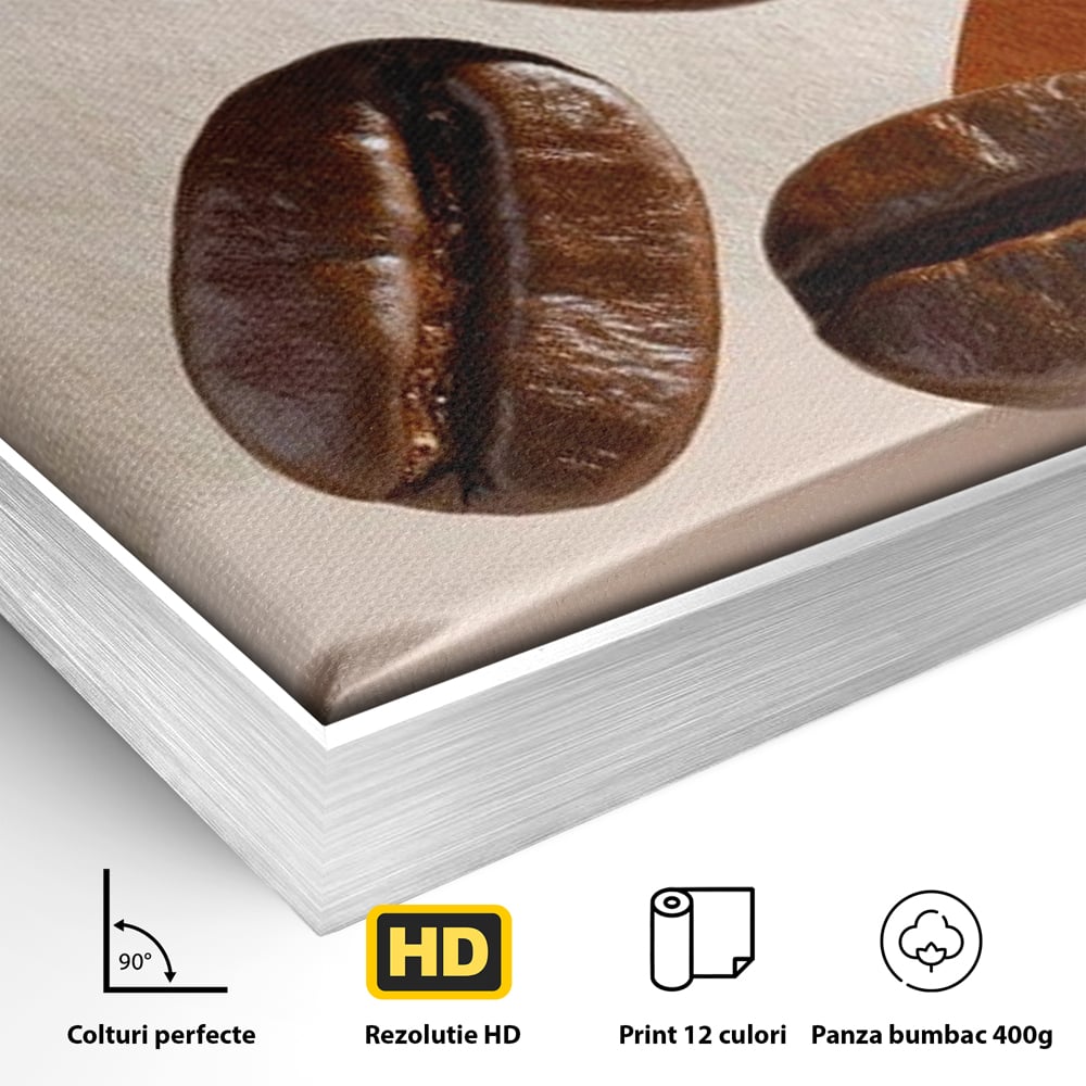 Detaliu al suprafetei: tablou canvas cu boabe de cafea, in rama de aluminiu argintiu