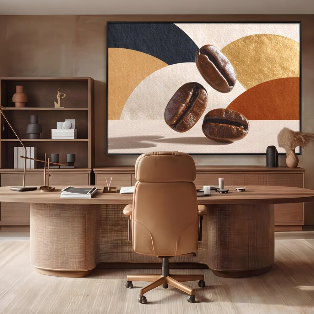 Tablou canvas cu tablou canvas cu boabe de cafea, in rama de aluminiu negru, pe perete intr-un birou