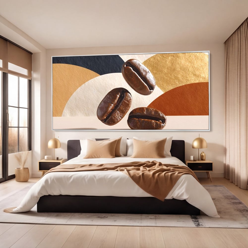 Tablou canvas cu tablou canvas cu boabe de cafea, in rama de aluminiu argintiu, pe perete intr-un dormitor