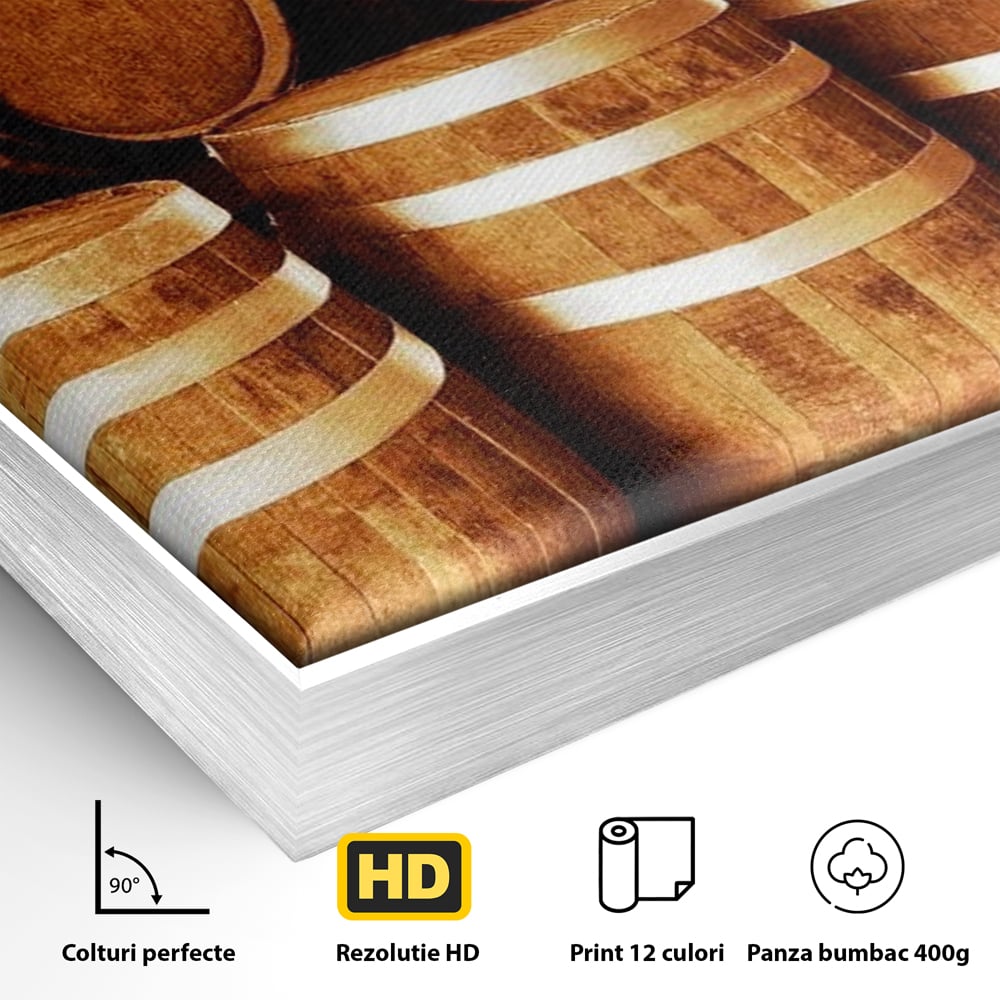 Detaliu al suprafetei: tablou canvas cu butoaie din lemn, in rama de aluminiu argintiu