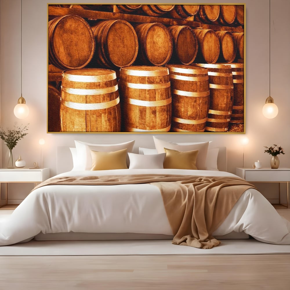 Tablou canvas cu tablou canvas cu butoaie din lemn, in rama de aluminiu auriu, pe perete intr-un dormitor