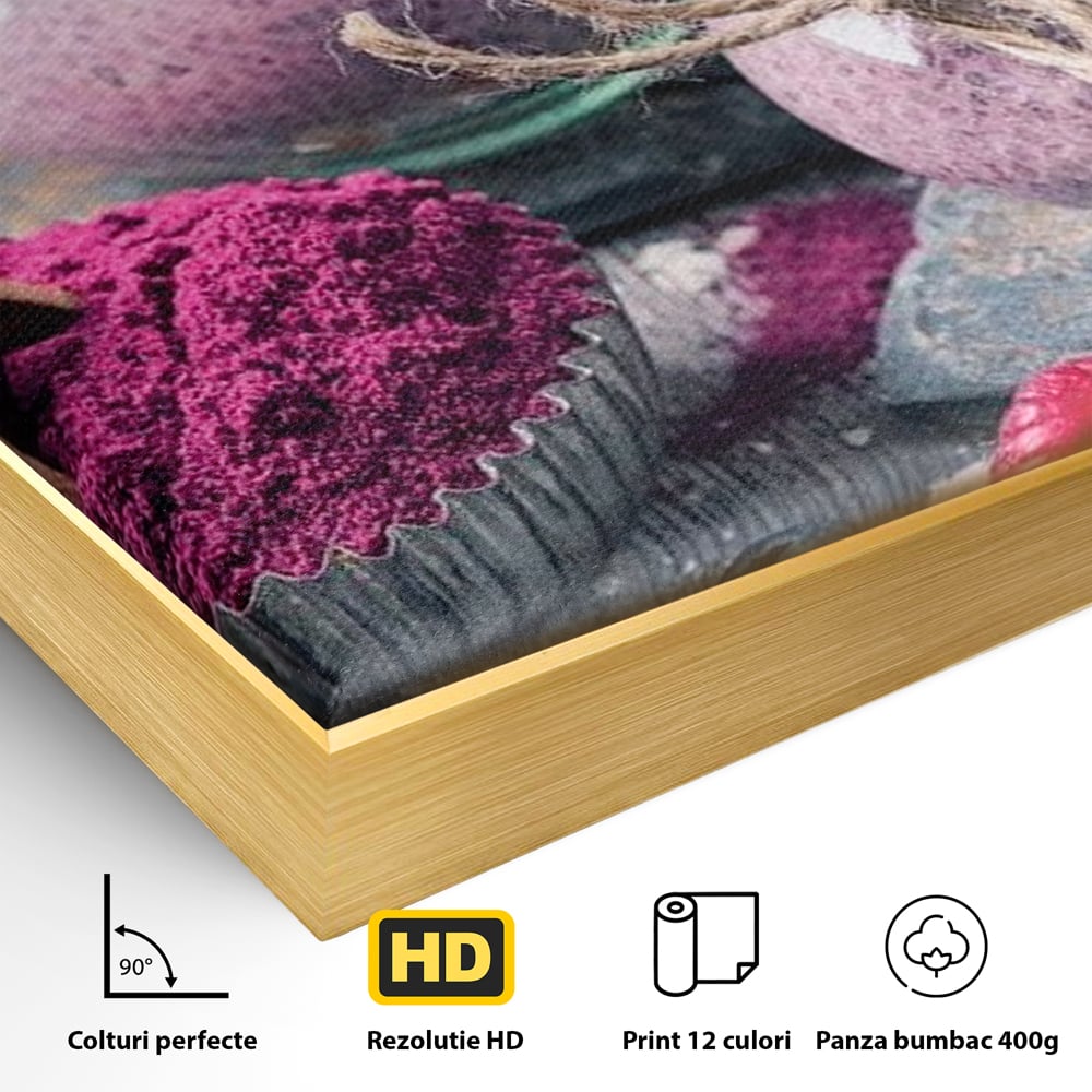 Detaliu al suprafetei: natura moarta cu desert si fructe de padure, in rama de aluminiu auriu