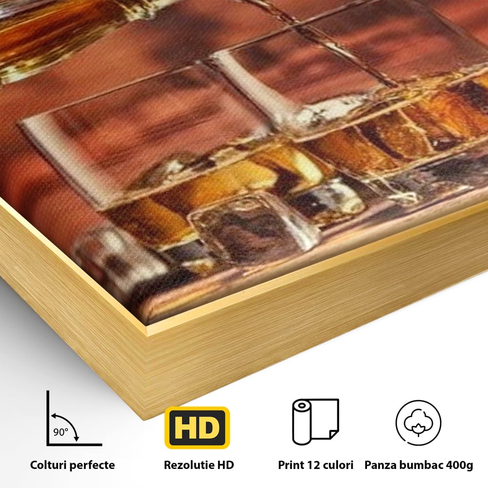 Detaliu al suprafetei: tablou canvas cu whisky si butoi lemn, in rama de aluminiu auriu