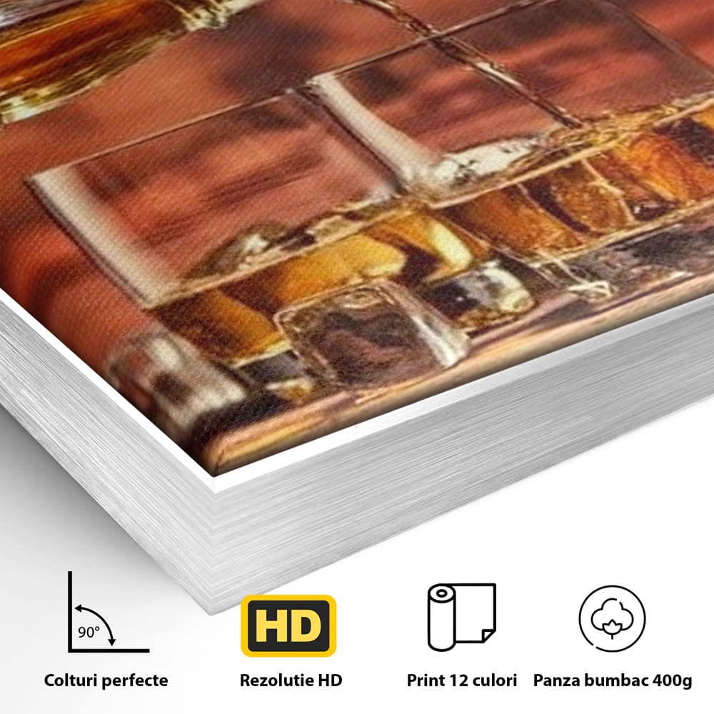 Detaliu al suprafetei: tablou canvas cu whisky si butoi lemn, in rama de aluminiu argintiu