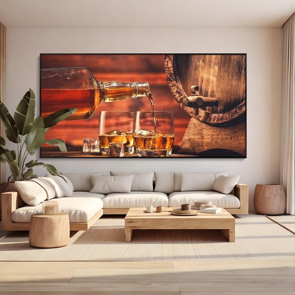 Tablou canvas cu tablou canvas cu whisky si butoi lemn, in rama de aluminiu negru, pe perete intr-un living