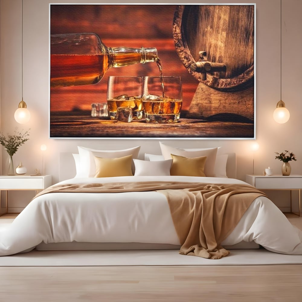 Tablou canvas cu tablou canvas cu whisky si butoi lemn, in rama de aluminiu argintiu, pe perete intr-un dormitor