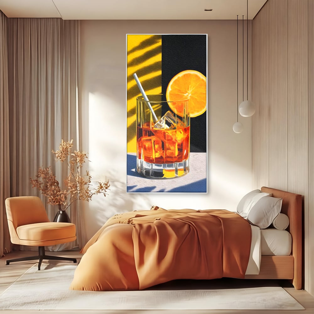 Tablou canvas cu ilustratie cu pahar de cocktail si portocala, in rama de aluminiu argintiu, pe perete intr-un dormitor