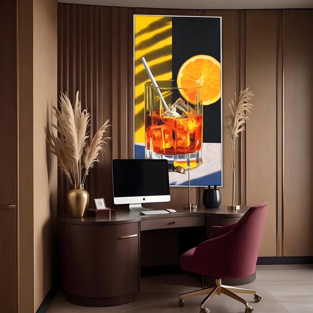 Tablou canvas cu ilustratie cu pahar de cocktail si portocala, in rama de aluminiu argintiu, pe perete intr-un birou