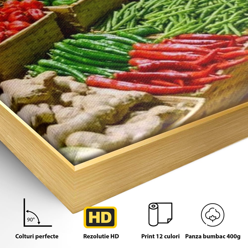 Detaliu al suprafetei: tablou canvas cu legume si fructe proaspete, in rama de aluminiu auriu