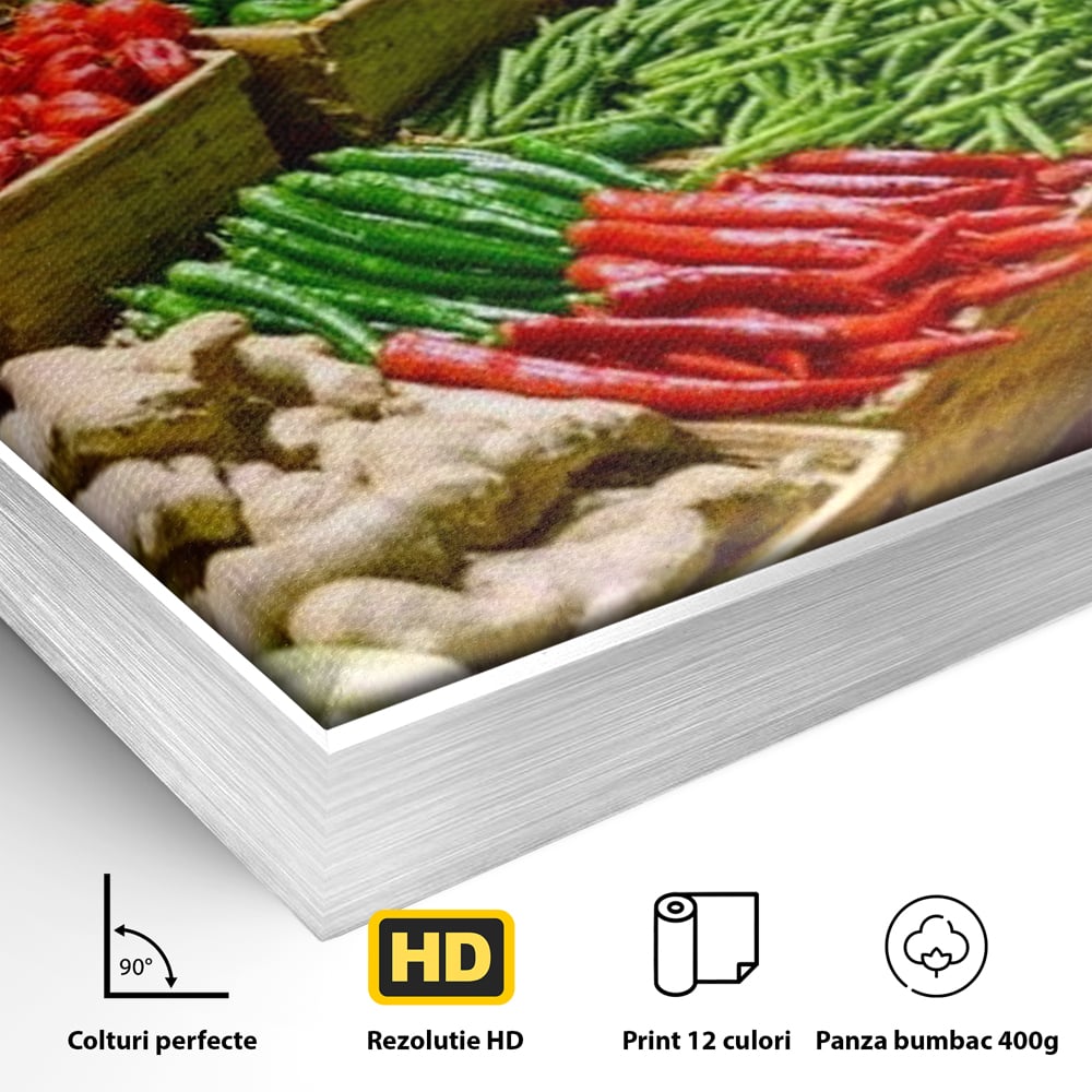 Detaliu al suprafetei: tablou canvas cu legume si fructe proaspete, in rama de aluminiu argintiu