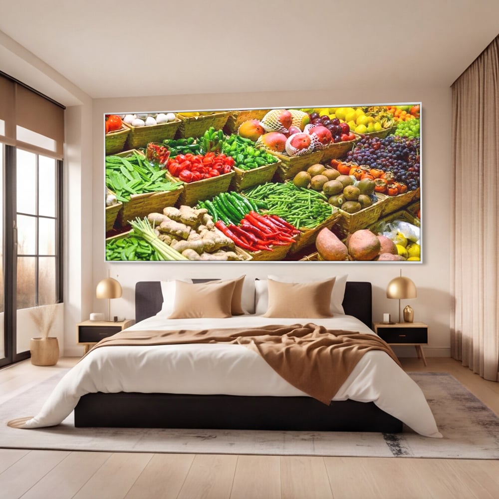 Tablou canvas cu tablou canvas cu legume si fructe proaspete, in rama de aluminiu argintiu, pe perete intr-un dormitor