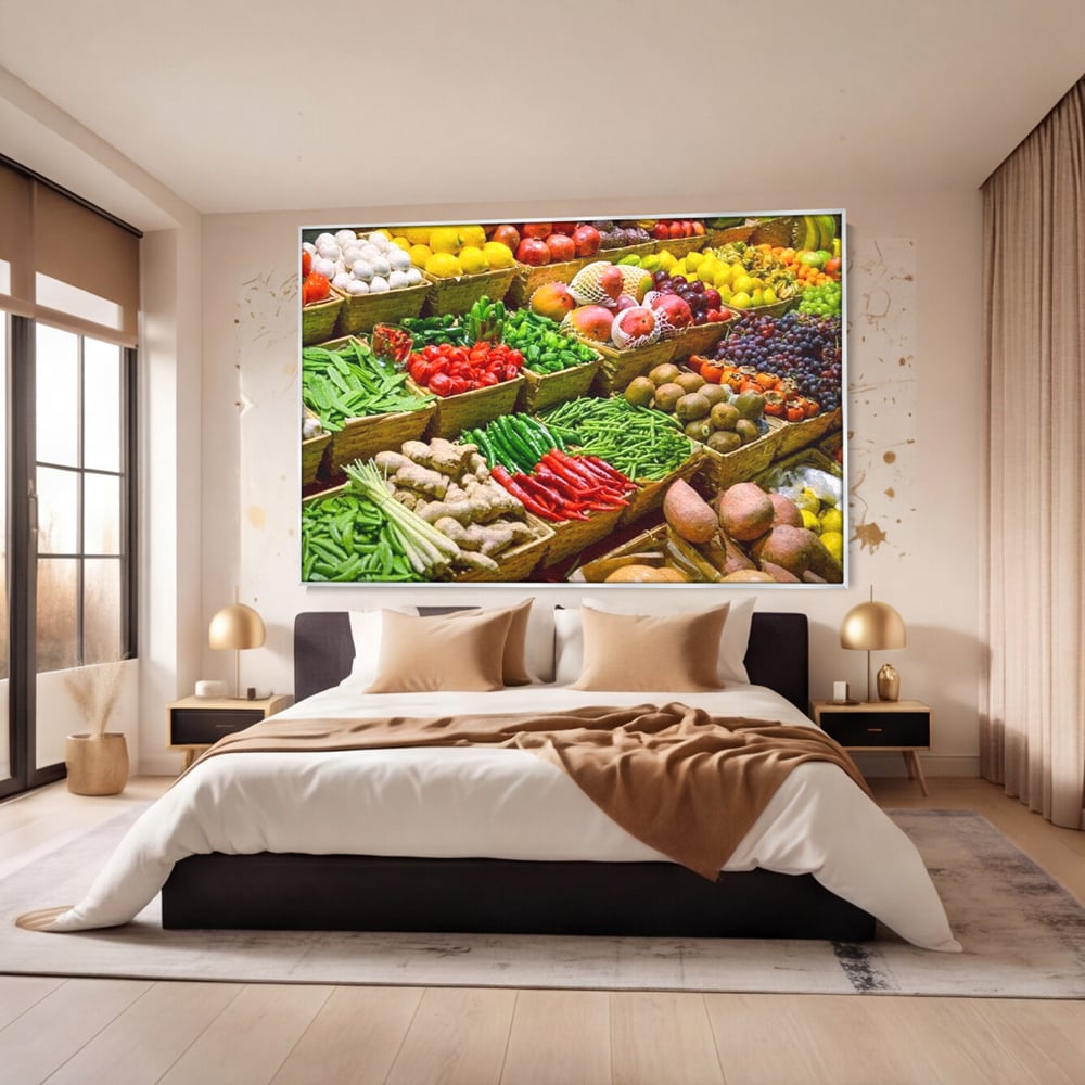 Tablou canvas cu tablou canvas cu legume si fructe proaspete, in rama de aluminiu argintiu, pe perete intr-un dormitor