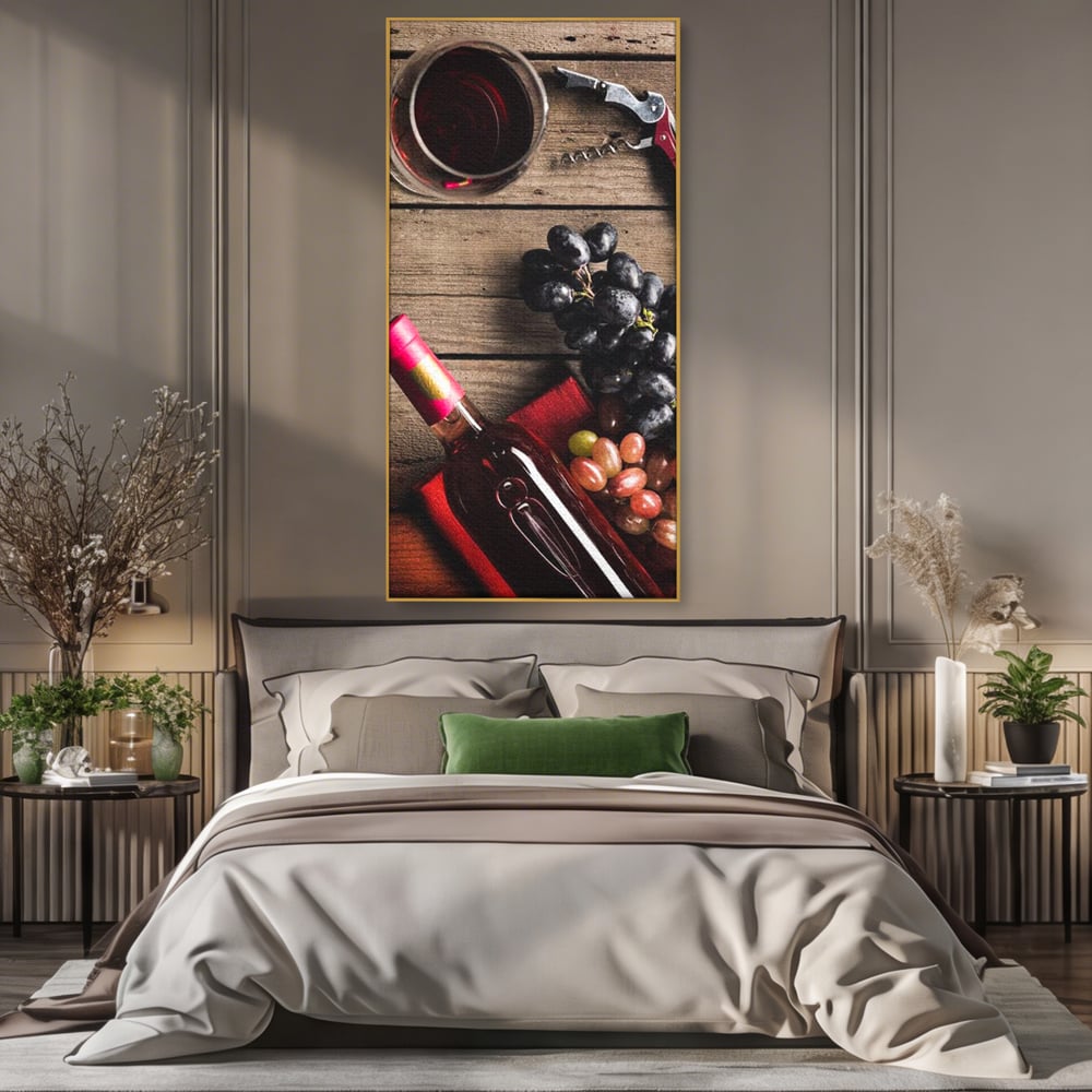 Tablou canvas cu natura statica cu sticla de vin si struguri, in rama de aluminiu auriu, pe perete intr-un dormitor