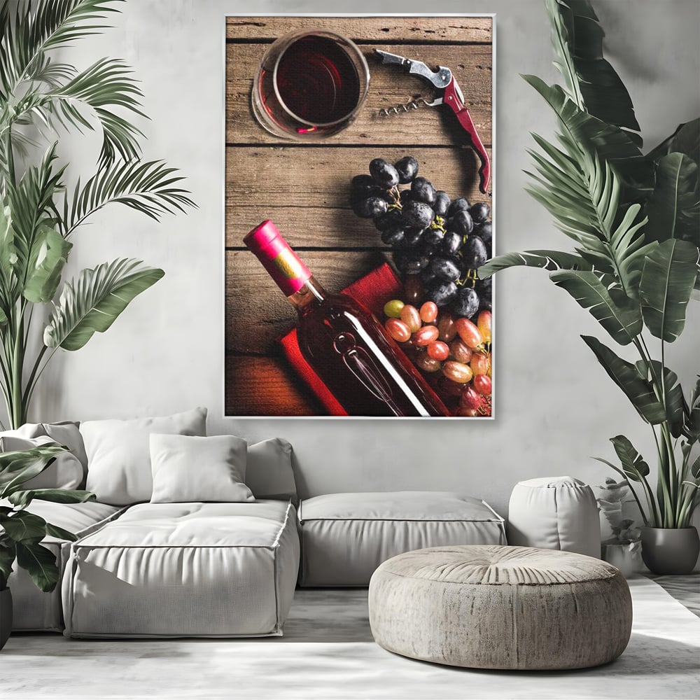 Tablou canvas cu natura statica cu sticla de vin si struguri, in rama de aluminiu argintiu, pe perete intr-un living